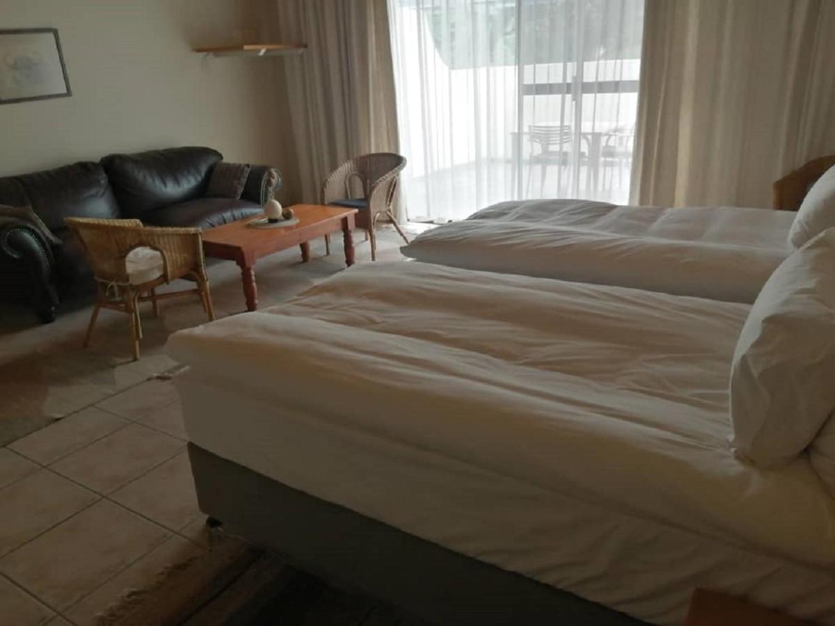 Hotel Pension Palmquell Klein Windhoek エクステリア 写真